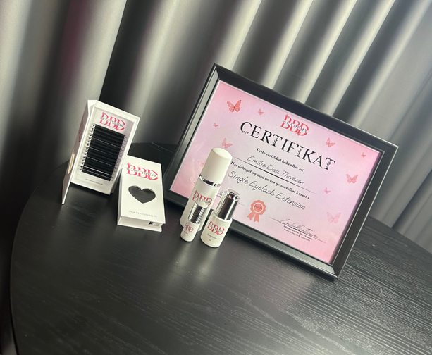 Billede af BBD Academy-certifikat i Single Eyelash Extension sammen med professionelle vipperedskaber og produkter. Perfekt startpakke til nye teknikere efter endt kursus.