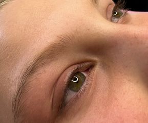 Øjet før lash lift, hvor vipperne fremstår naturlige og uden buk. Et tydeligt udgangspunkt til at vise forskellen før og efter behandling. Billedet illustrerer vippeformen uden styling.