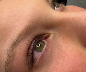 Resultat efter lash lift med et tydeligt løft af vipperne, der åbner øjet og giver et friskere udtryk. Vipperne er buede og definerede uden brug af mascara – et naturligt og langtidsholdbart resultat.