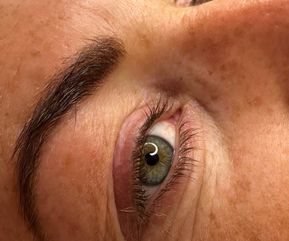Førbillede af mandelformet øje med grøn iris og lyse, naturligt lige vipper. Ingen løft eller styling er påført endnu. Et neutralt udgangspunkt til at vise forskellen før og efter lash lift-behandling.