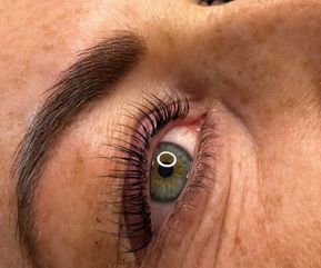Efter lash lift på mandelformet øje med grøn iris, hvor vipperne nu er tydeligt buede og løftet opad. Det giver et vågent og mere åbent udtryk uden brug af mascara. Resultatet fremhæver øjet og giver et naturligt, frisk look.