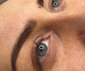 Blå mandelformede øjne før lash lift, hvor vipperne ligger lige og er næsten usynlige uden styling. Et neutralt og naturligt udgangspunkt til sammenligning med det færdige resultat efter behandling.