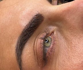 Før lash lift på mandelformet øje med grøn-grå iris og naturligt korte, lige vipper. Øjet fremstår neutralt uden styling, hvilket giver et klart udgangspunkt til at vise effekten af behandlingen.