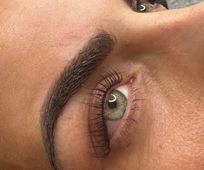 Efter lash lift med løftede og buede vipper, som åbner det grøn-grå øje og skaber et mere opmærksomt og friskt udtryk. Resultatet fremhæver øjets form og intensitet uden behov for makeup.