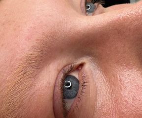 Blå øjne med lyse, lige vipper før lash lift. Vipperne fremstår naturlige og næsten usynlige fra siden. Et godt udgangspunkt til at vise forskellen på vippebehandling før og efter styling.