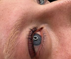 Efter lash lift med tydeligt løftede vipper, som giver mere fylde og synlighed. Øjet ser mere åbent og markeret ud, mens vipperne bevarer et naturligt udtryk. Egnet til både hverdag og fest.
