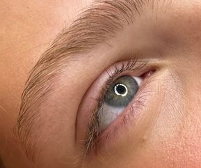 Nærbillede af blågrønt øje før lash lift, hvor vipperne er lyse, lige og næsten usynlige. Et neutralt og naturligt udgangspunkt, der fremhæver forskellen før og efter behandlingen.