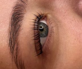 Efter lash lift med buede og løftede vipper, der skaber et mere åbent og friskt udtryk. Vipperne følger øjets form og fremhæver den blågrønne iris uden behov for makeup.