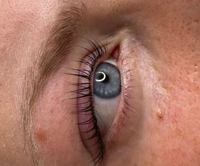 Efter lash lift med tydeligt definerede og løftede vipper, som giver det blågrå øje mere dybde og åbenhed. Vipperne fremstår mørkere og længere uden brug af makeup, med naturlig buet form.