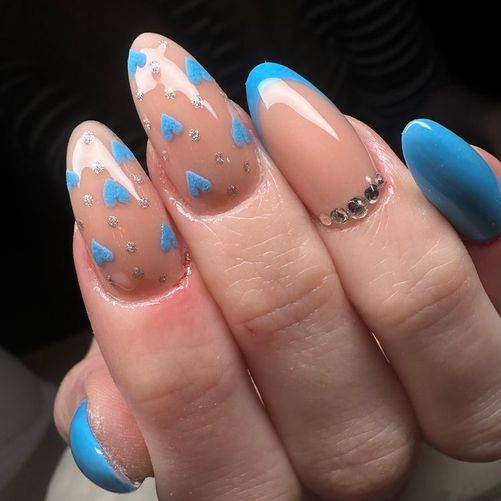 Sjove og iøjnefaldende gele-negle med blå fransk kant, små blå hjerter og sølvdetaljer. Et livligt og sødt look med et strejf af glimmer og romantik. Perfekt til dig, der elsker at udtrykke personlighed gennem dine negle. Det lille stendesign på ringfingeren giver ekstra elegance. Designet er udført hos BeautyByDau i Sønderborg med fokus på finish og komfort. Det er negle, der både fanger øjet og holder sig flotte i lang tid. Moderne neglekunst med kant og kærlighed til detaljen.