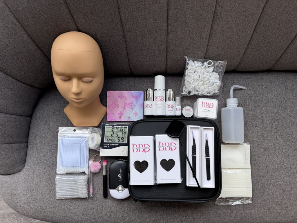 Indhold af startpakke fra BBD Academy til eyelash extension-kursus. Indeholder øvingshoved, produkter, lim, pincetter, lash trays, timer og tilbehør til træning og opstart som vippetekniker.