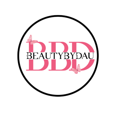 Rund version af BeautyByDaus logo med lyserøde BBD-bogstaver, sorte detaljer og sommerfugle. Elegant brandingikon med feminin og genkendelig stil.