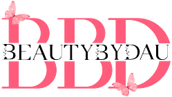BeautyByDau logo med lyserøde BBD-bogstaver og en sommerfugl – symbol på skønhed, elegance og feminin branding.