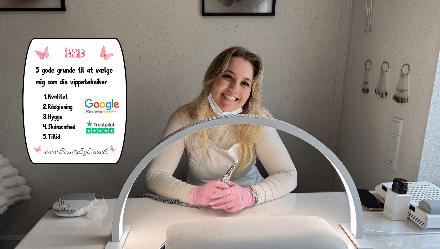 Smilende vippetekniker hos BeautyByDau sidder klar ved behandlingsbordet, iført lyserøde handsker. Ved siden af hende vises et skilt med teksten “5 gode grunde til at vælge mig som din vippetekniker”, herunder punkterne: Kvalitet, Rådgivning, Hygge, Skånsomhed og Tillid samt logoer fra Google Reviews og Trustpilot.