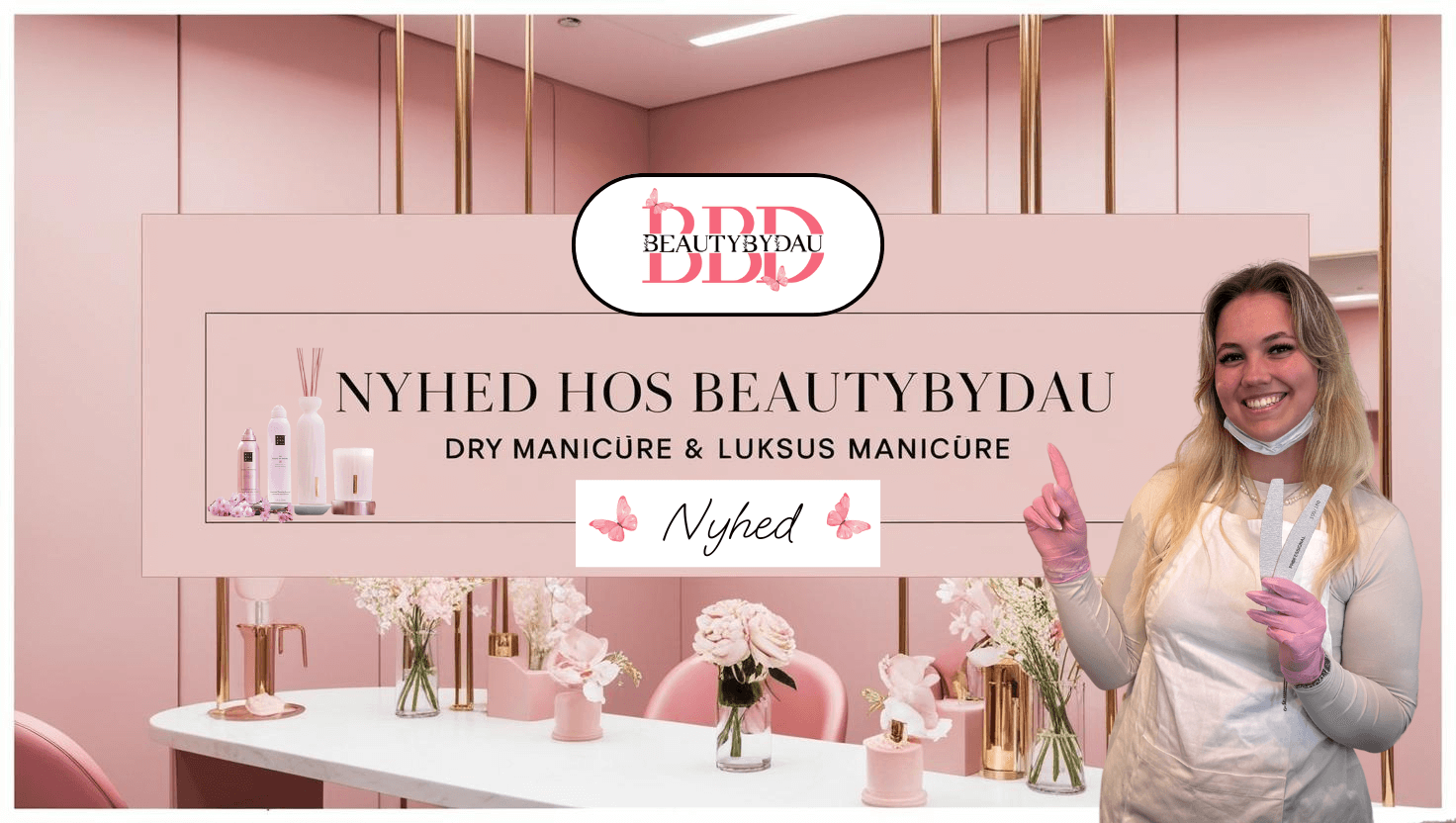 "Promobillede fra BeautyByDau med teksten 'Nyhed hos BeautyByDau – Dry Manicure & Luksus Manicure'. En glad medarbejder i handsker peger op mod skiltet, omgivet af lyserøde nuancer, blomster og produkter fra Rituals."