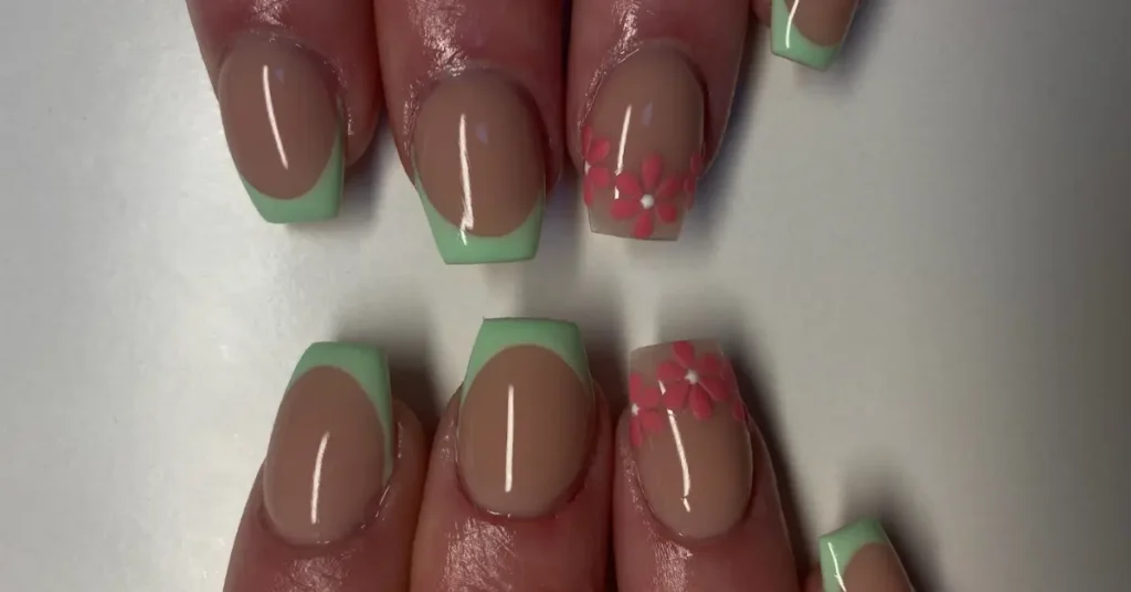 Smukke sommer negle med nude base og mintgrøn fransk manicure, dekoreret med fine rosa blomsterdetaljer, udført hos BeautyByDau.