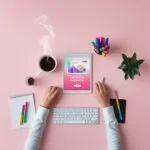 Grafisk opslag med teksten "Bliv marketingpraktikant hos BeautyByDau" på lyserød baggrund. Omgivet af farverige tuscher, en kop kaffe med latte art og en tablet med grafisk design. Visuelt udtryk: moderne, kreativ og indbydende. Bruges til rekruttering af praktikant i marketing.