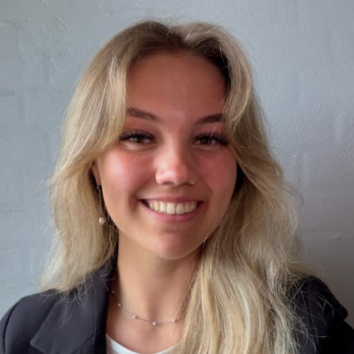 Emilie, klinikchef hos BeautyByDau ekspert i negle og vipper i Sønderborg.
