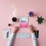 Marketing praktikant arbejder ved skrivebord med tablet, kaffe og farverige tuscher i et kreativt og moderne kontormiljø.