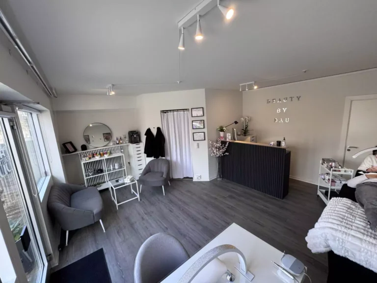 Moderne skønhedsklinik i Sønderborg med fokus på negle og vipper – BeautyByDau’s reception og venteområde.