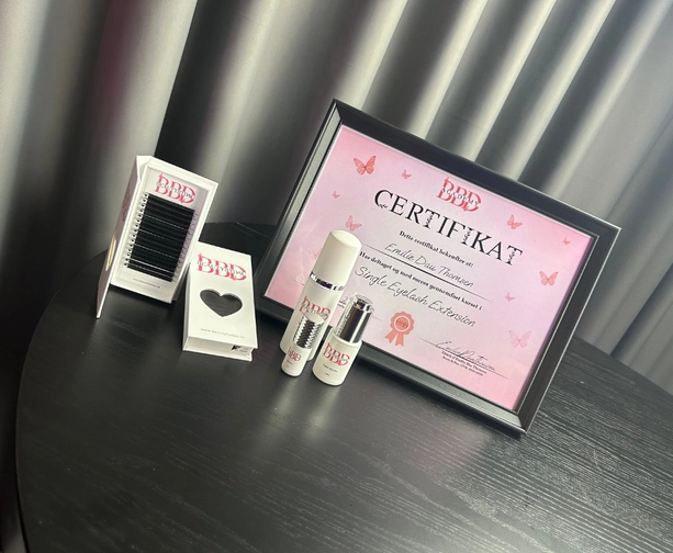 Certifikat og udvalgte vippeprodukter fra BeautyByDau, som bruges i undervisningen på Vippetekniker Kurset i Sønderborg.