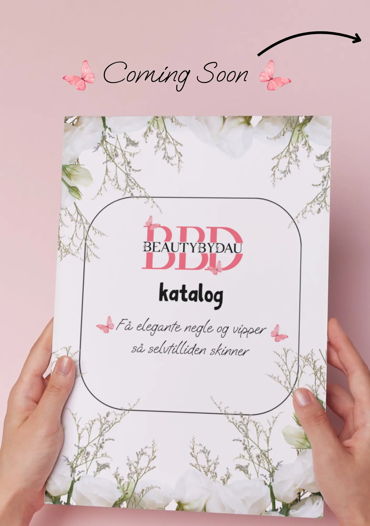 BeautyByDau blogkatalog – elegant forside med budskabet "Få elegante negle og vipper så selvtilliden skinner" i et feminint og blomstret design