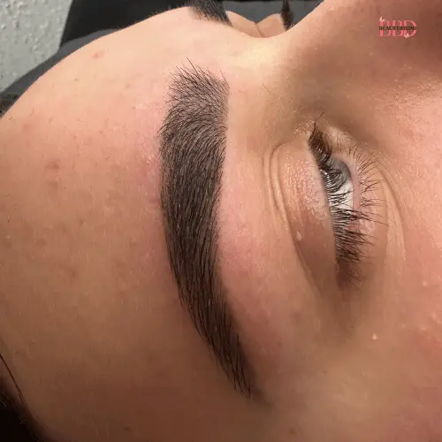 Færdigt resultat af farve og ret af bryn hos BeautyByDau i Sønderborg – tydelig form og markeret udtryk.
