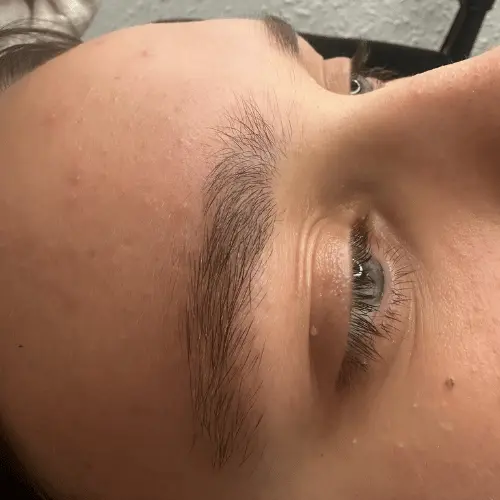 Naturligt bryn før farve og ret behandling hos BeautyByDau i Sønderborg – perfekt til dig, der ønsker en skarpere form.