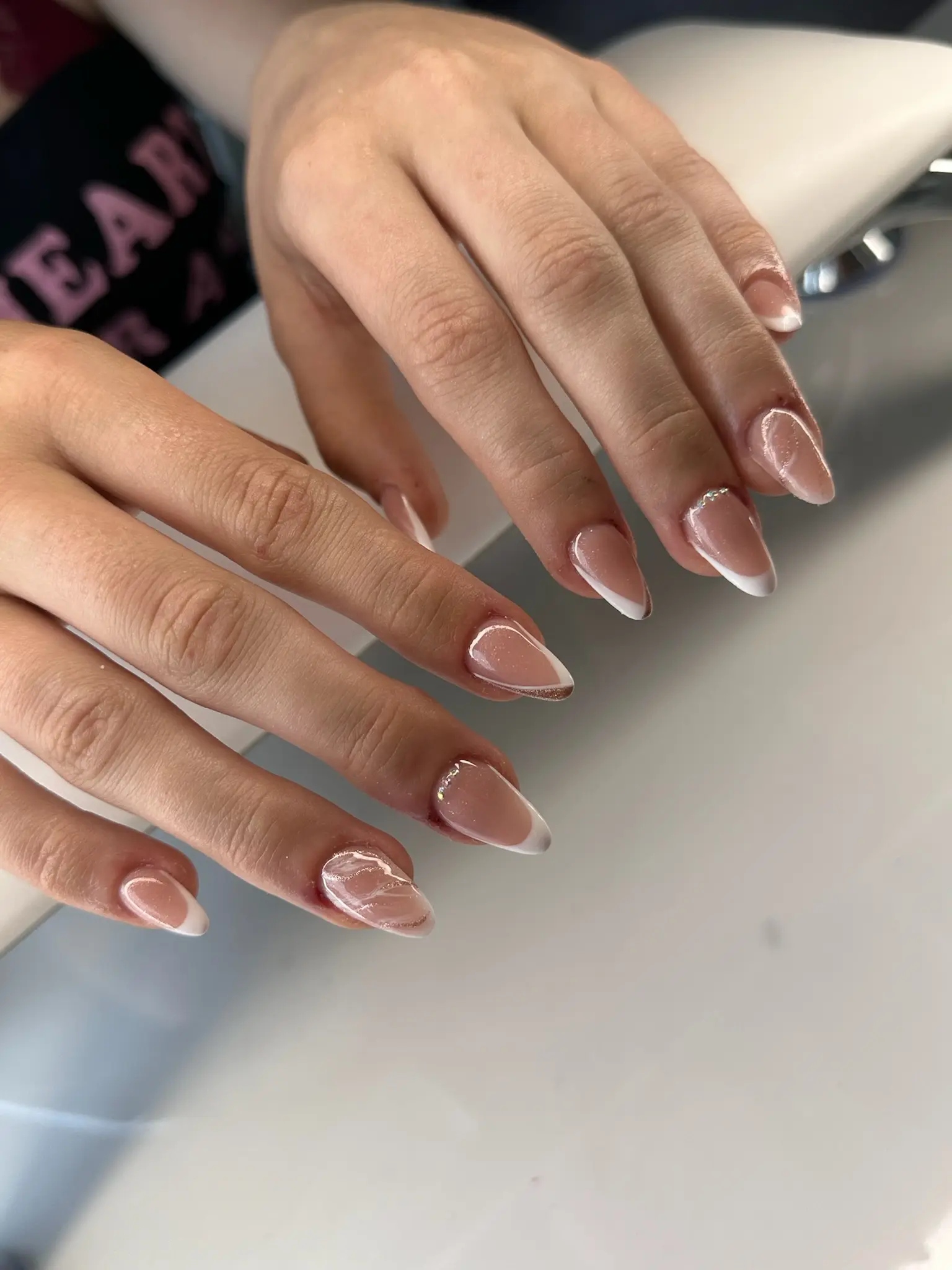 Efterbillede af gele negle med fransk kant og dekorativt design, udført hos BeautyByDau i Sønderborg.