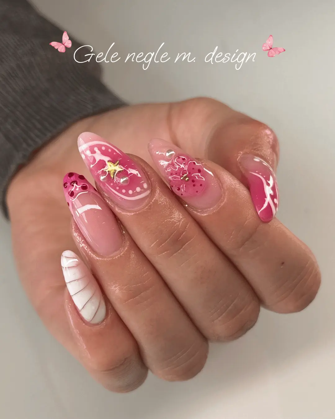 Gele negle i pink nuancer med blomster, stjernedetaljer og kreative mønstre, udført hos BeautyByDau i Sønderborg.
