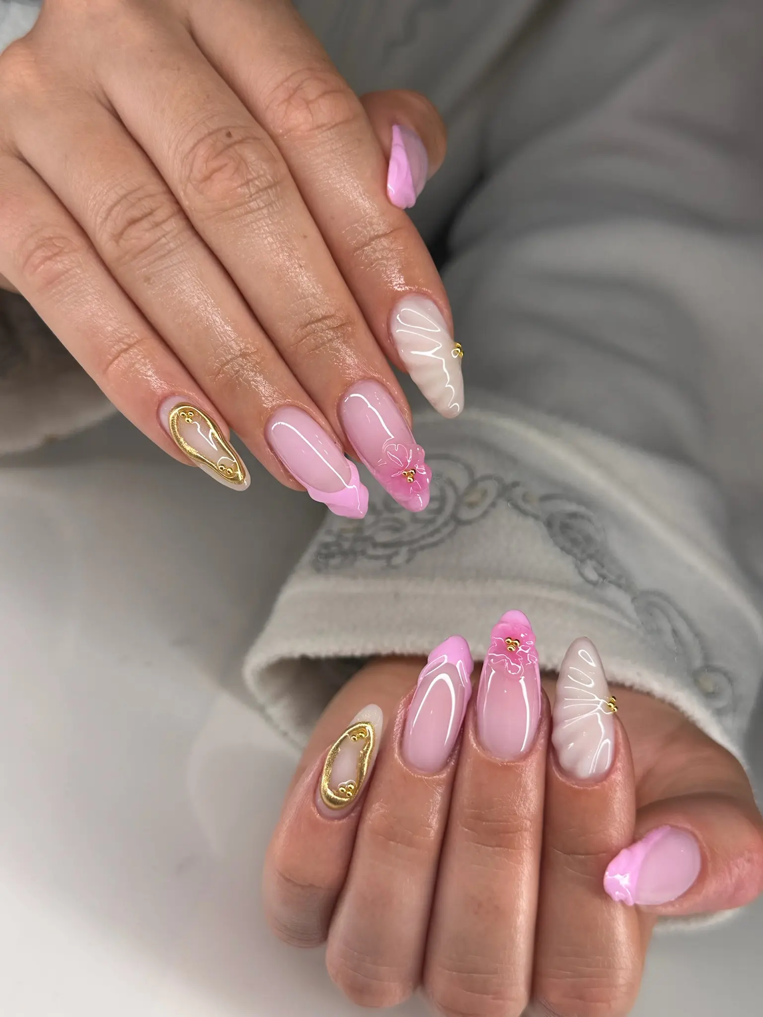 Pink og hvide gele negle med guld detaljer elegant design udført i vores klinik i Sønderborg