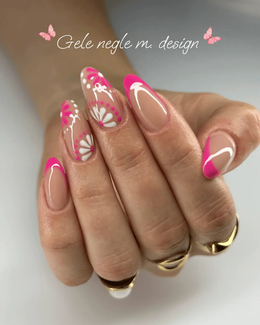 Pink gele negle med fransk kant og blomsterdesign, udført hos BeautyByDau i Sønderborg.