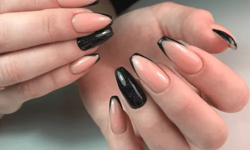 Sort og nude gele negle med elegant spids form – illustration til info og afbudspolitik hos BeautyByDau