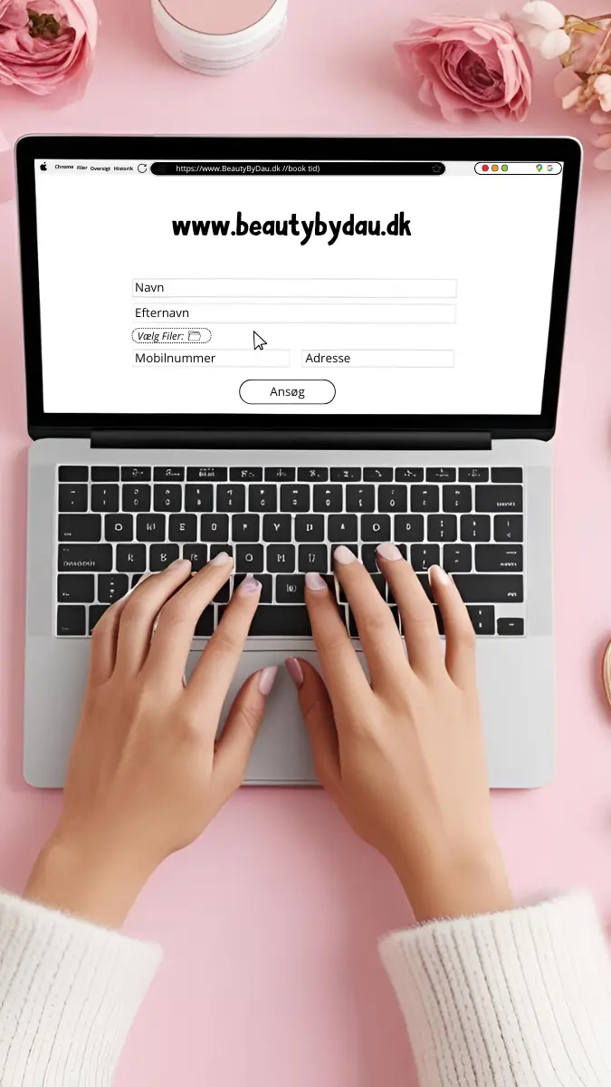 Person der søger job i skønhedsbranchen ved at udfylde en ansøgningsformular på beautybydau.dk på en bærbar computer i et lyst og feminint miljø.