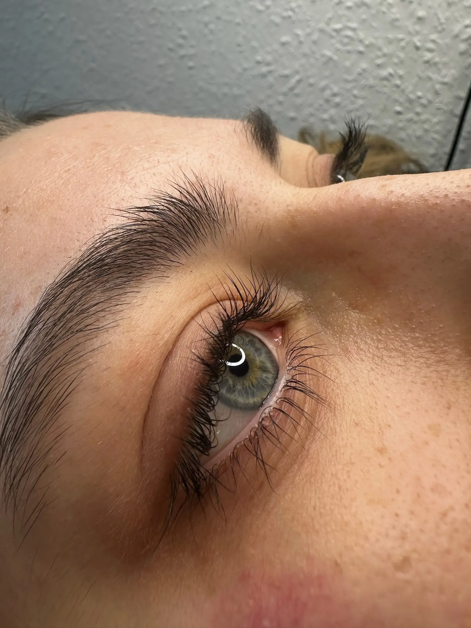 Nærbillede af et øje før behandling – naturlige vipper uden buk eller styling