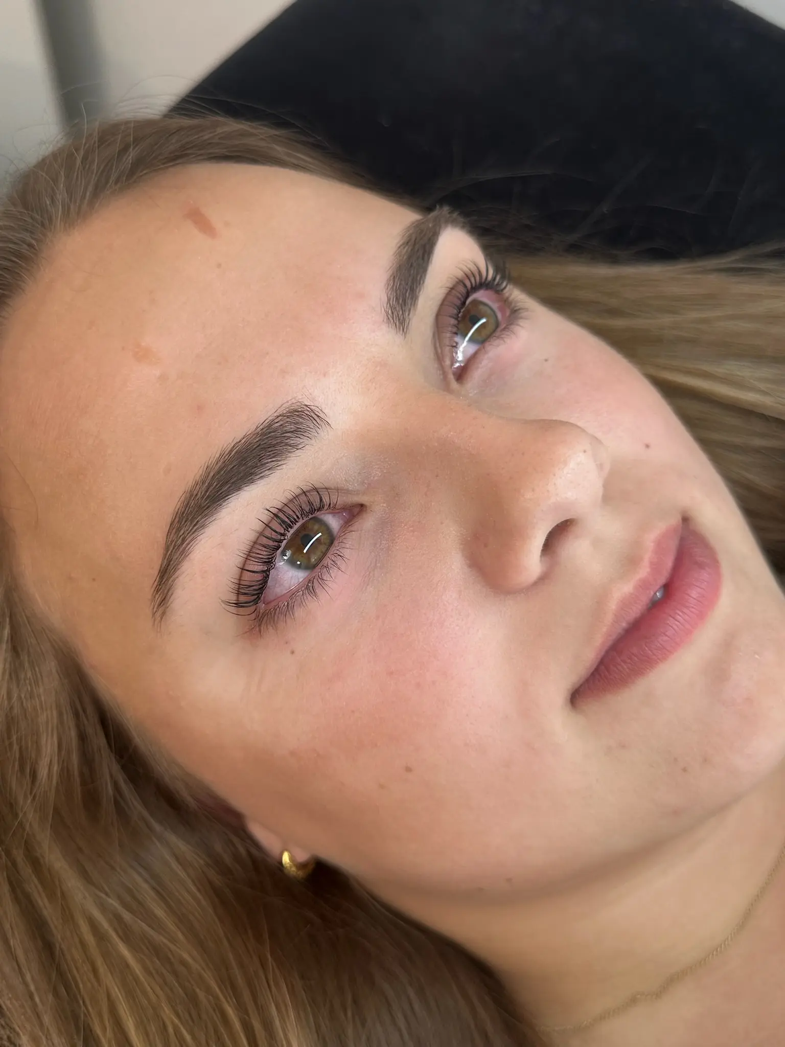 Kvindes vipper efter Korean lash lift i Sønderborg – resultatet er naturligt og løftet