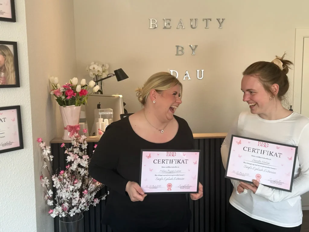 Tidligere kursister viser stolt deres certifikater efter endt uddannelse – Online vippe kursus hos BeautyByDau.