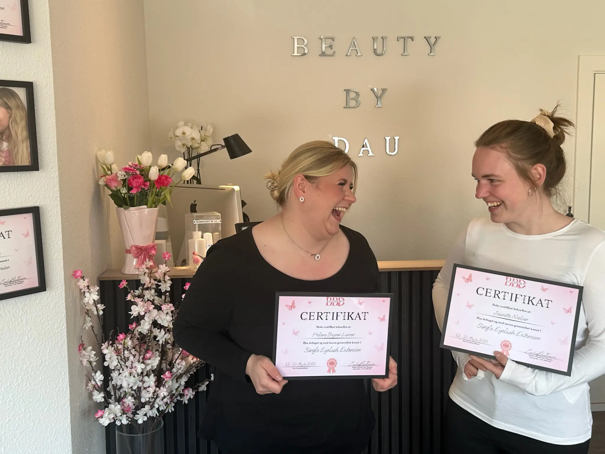 Tidligere kursister viser stolt deres certifikater efter endt uddannelse – Online vippe kursus hos BeautyByDau.