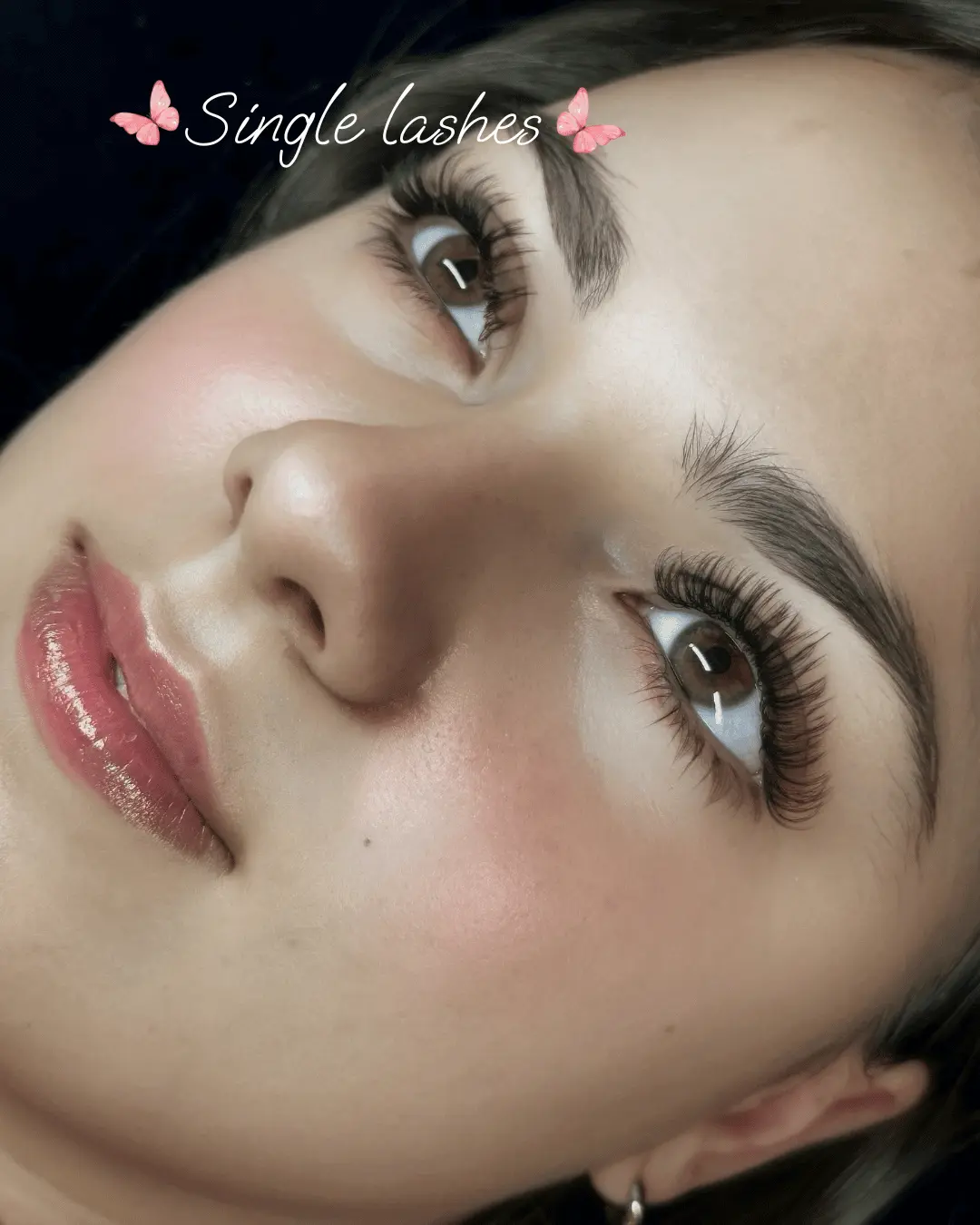 Model med single lash extensions – naturligt vippe-look fra BeautyByDau i Sønderborg.