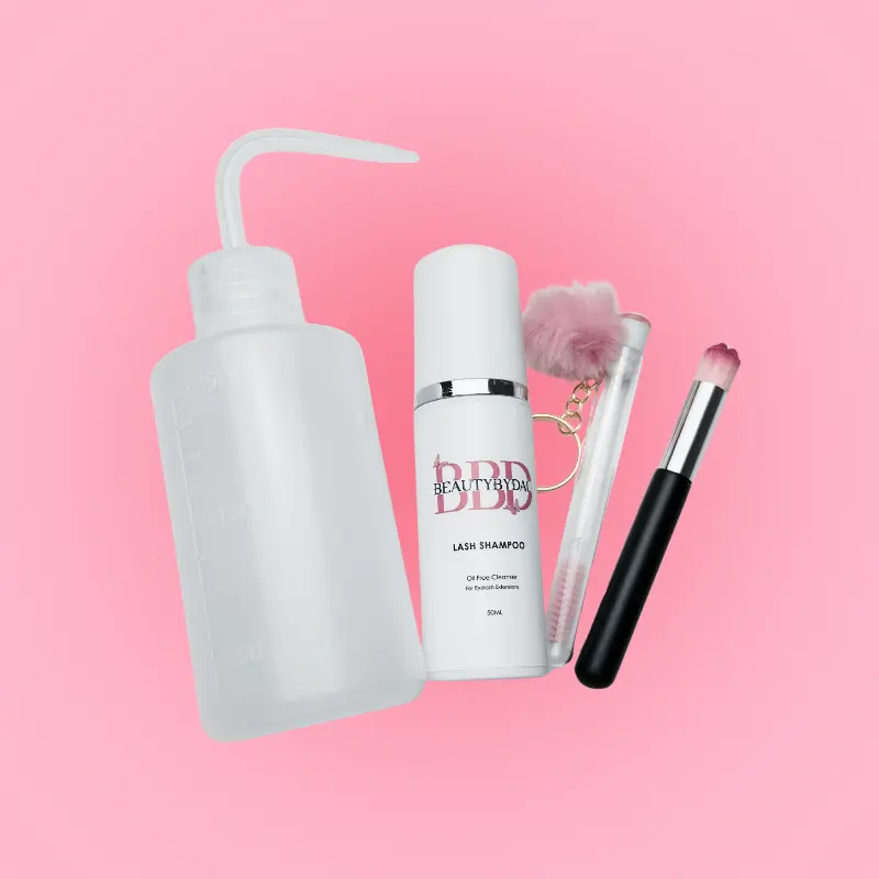 Plejepakke med lash shampoo, renseflaske og børster til vedligeholdelse af lash extensions anbefalet af BeautyByDau.