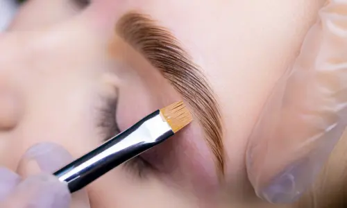 Påføring af brow lamination behandling hos Beautybydau i Sønderborg