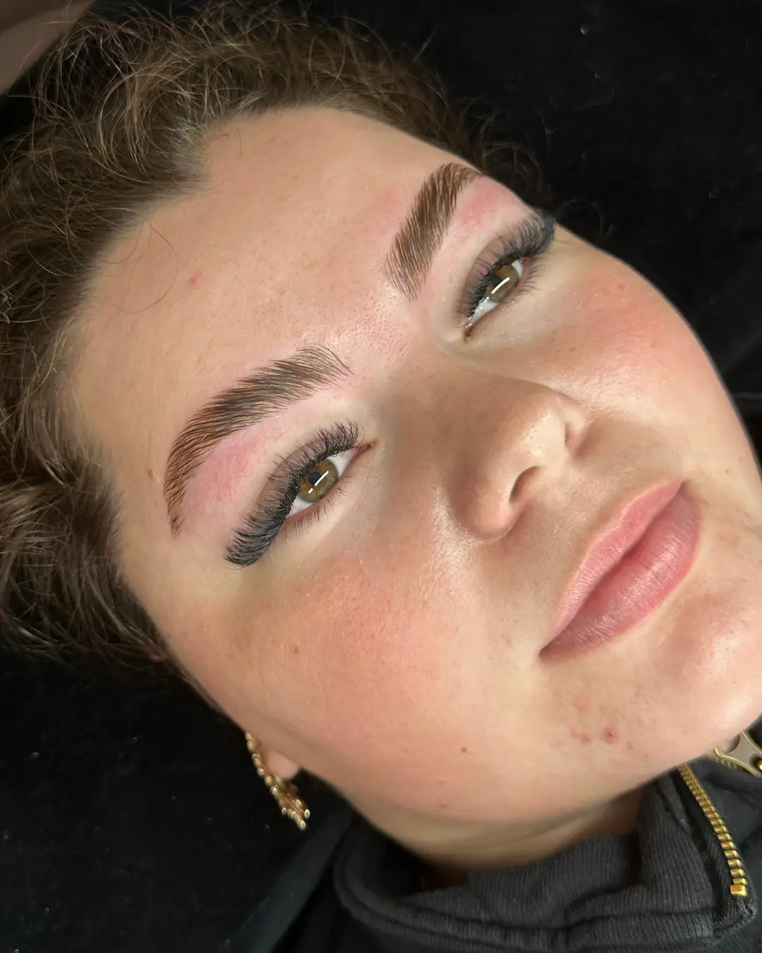 Efter brow lamination behandling hos Beautybydau i Sønderborg løftede og formede bryn