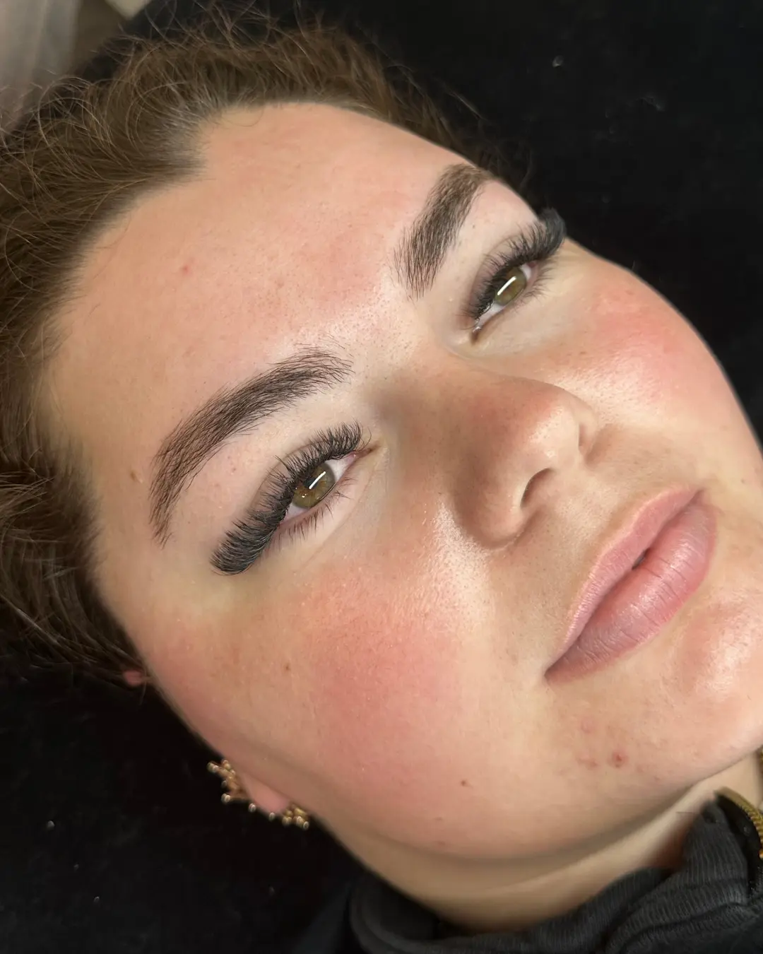 Før brow lamination behandling hos Beautybydau i Sønderborg naturlige bryn