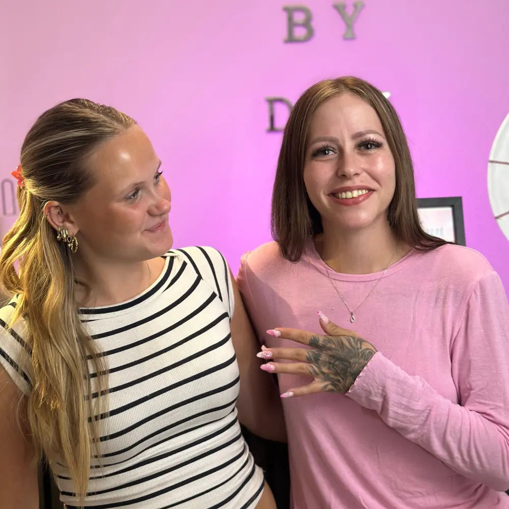 Kristin Ósk Gretarsdóttir og Isabella hos BeautyByDau – hyggeligt besøg og nye negle