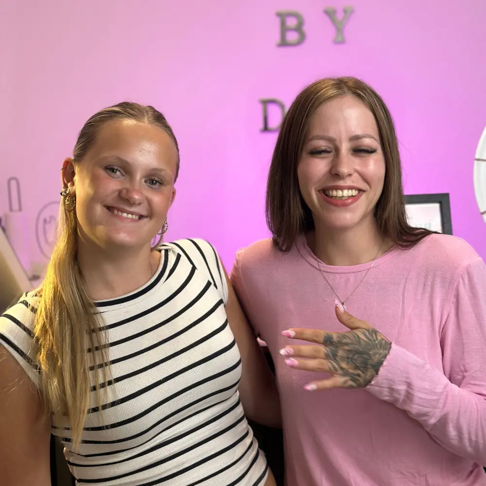 Kristin smiler efter neglebehandling hos BeautyByDau i Sønderborg
