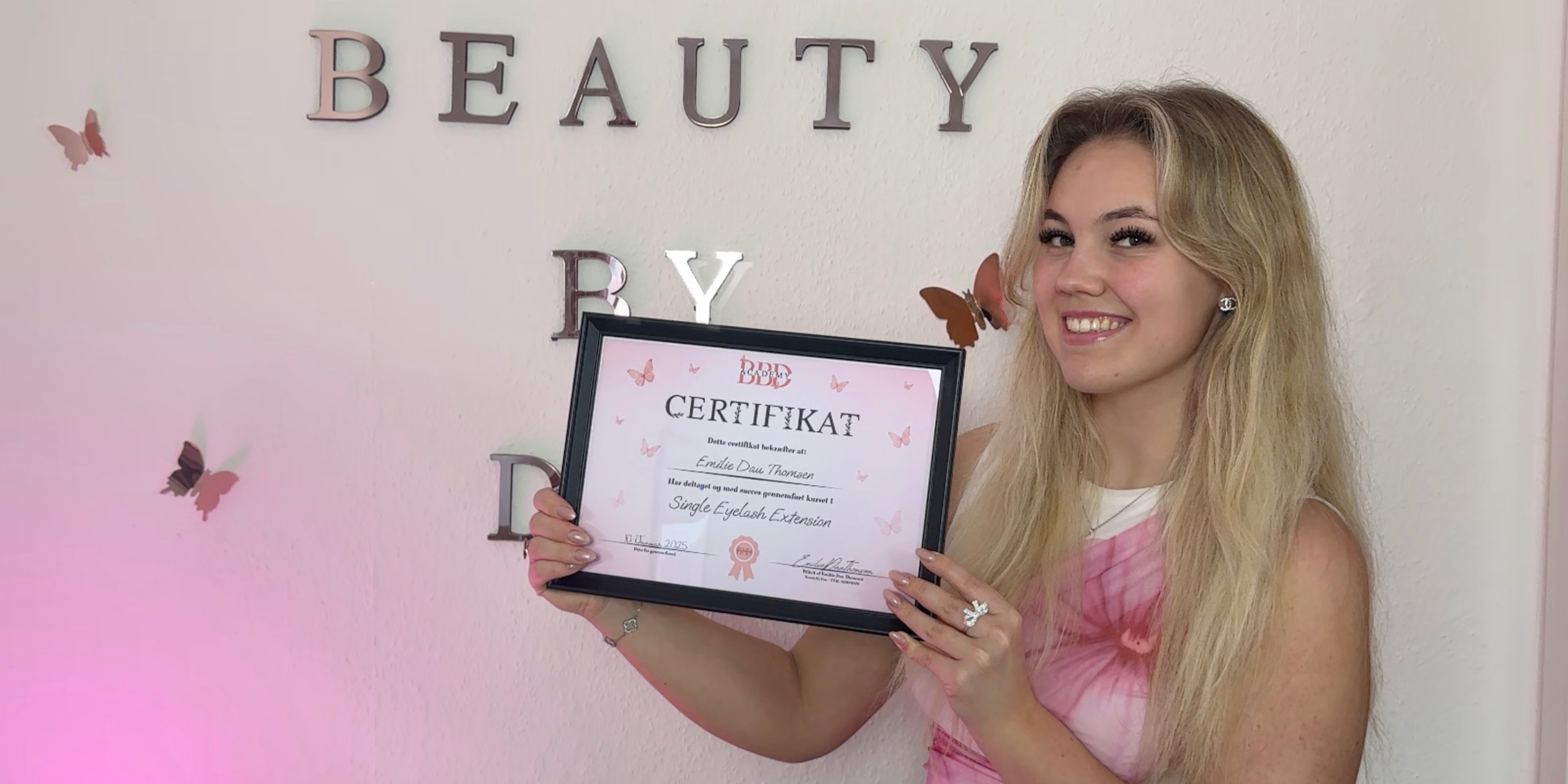 Certificeret kursist fra BeautyByDau Academy på side om vippetekniker løn