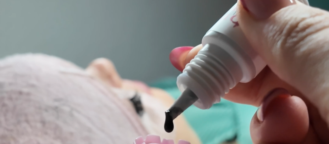 Professionel eyelash extension-lim påføres i en roseformet ring under vippestyling hos Beautybydau.
