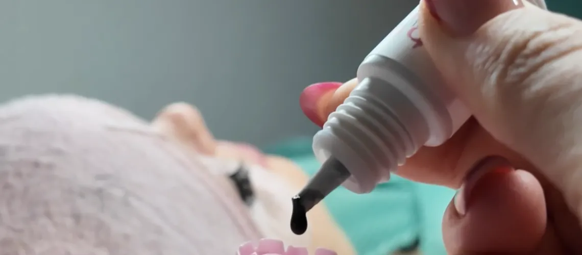 Professionel eyelash extension-lim påføres i en roseformet ring under vippestyling hos Beautybydau.