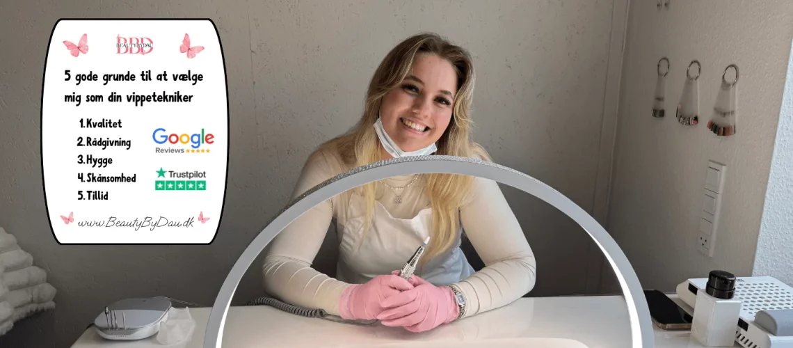 Smilende vippetekniker hos BeautyByDau sidder klar ved behandlingsbordet, iført lyserøde handsker. Ved siden af hende vises et skilt med teksten “5 gode grunde til at vælge mig som din vippetekniker”, herunder punkterne: Kvalitet, Rådgivning, Hygge, Skånsomhed og Tillid samt logoer fra Google Reviews og Trustpilot.