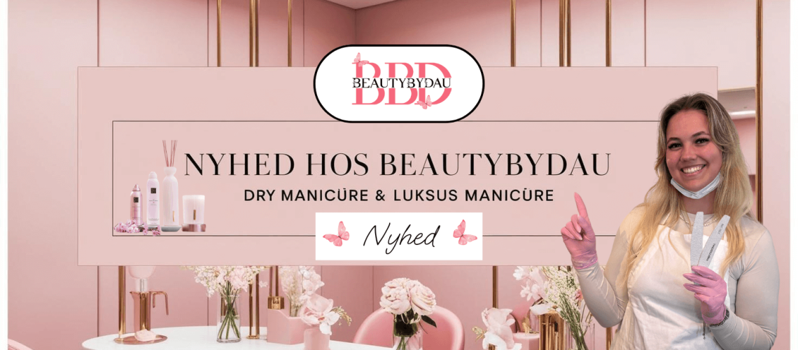 "Promobillede fra BeautyByDau med teksten 'Nyhed hos BeautyByDau – Dry Manicure & Luksus Manicure'. En glad medarbejder i handsker peger op mod skiltet, omgivet af lyserøde nuancer, blomster og produkter fra Rituals."